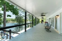 Quiet Lakefront. Huge 5/3. Deep Water. Pontoon Boat Available.