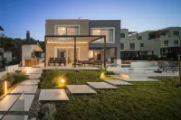 Beachfront Villa Grey Martini with Pool