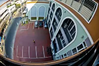 OMG Hotel - parking