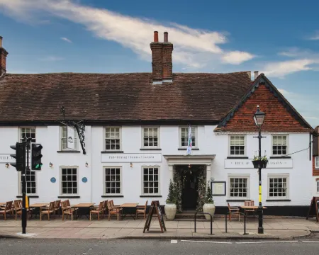 Bel and the Dragon-Odiham โรงแรมในHook