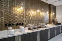La Quinta Inn & Suites by Wyndham DFW West-Glade-Parks - breakfast