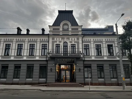 Richmond Hotel Отели рядом с достопримечательностью «Парк-Дендрарий»