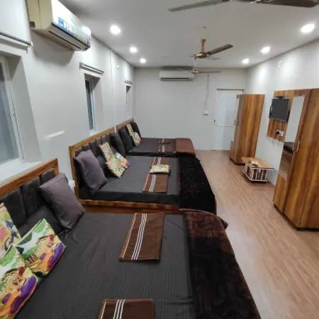 Hotel Shree Kedarnath in Front of Railway Station Platform No 8