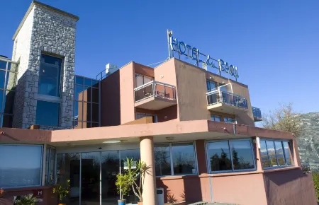 Hôtel du Baou Отели в г. Сен-Мартен-дю-Вар