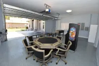The Beach Pool Game Retreat - Boutique