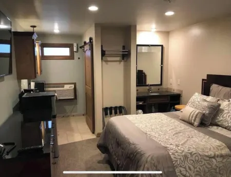 Baltzell Lodge Отели рядом с достопримечательностью «Great Bend Courthouse»