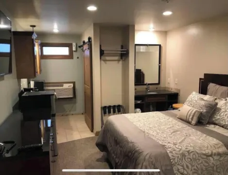 Baltzell Lodge Hotels in Great Bend