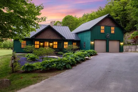 Vast Riverfront Resort - White Mountains Getaway Отели в г. Кэмптон