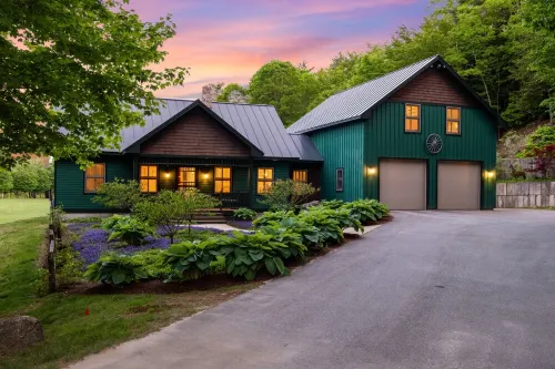 Vast Riverfront Resort - White Mountains Getaway Hotels in Campton