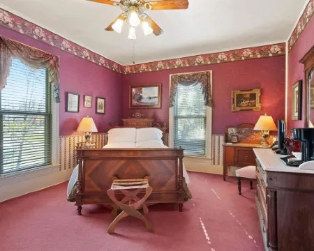 Four Winds Victorian Venue & Suites Hotels in Bonham