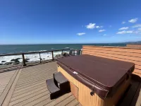 Hot Tub and Amazing Views - Stunning Oceanfront Hideaway