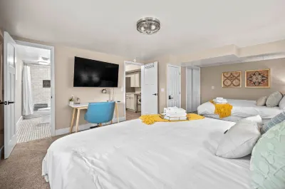 Inviting Hot Tub and Relaxing Atmosphere - Cozy Private Oasis Hotels near Jean Baptiste Dusable Point Park