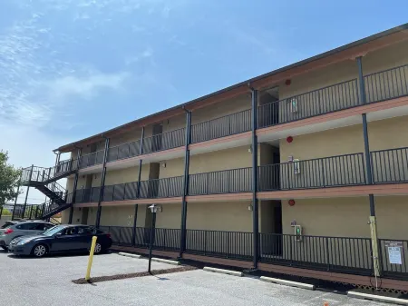 Rock & Roll Hideaway: Music-themed condo next to beach and bay with linens