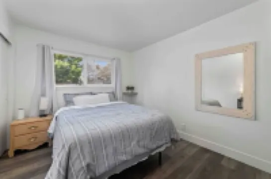 Yuba City Front Unit 5 beds 1 bath with Shared Pool, Laundry, Backyard