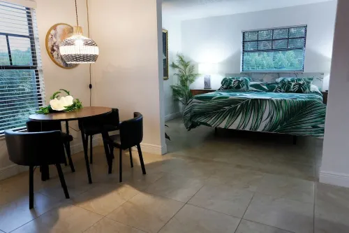 House with Patio, Caribbean Hot-Tub & Tiki Bar. Pet Friendly. No Cleaning Charge