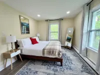 Amazing Deal: Spacious 4-Bed, 2-Bath Duplex Apartment! 鄰近Otis Library的酒店
