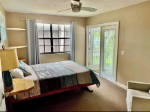 Main river home: Jon boat with trolling motor and hot tub!