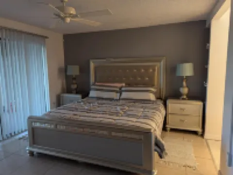 Literally 3 mins from Siesta with its number 1 beaches!!!!Location! Location!