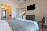 RiverWalk Top Floor City View Apt w/ King Bed, Infinity Pool, Gym & Free Parking