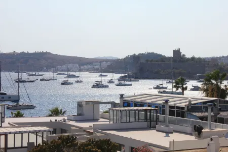 Loca Centre Suites Отели рядом с достопримечательностью «Бодрумский музей подводной археологии»