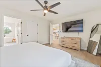 Lake access w/hot tub, game room,boat slip, kayaks & more