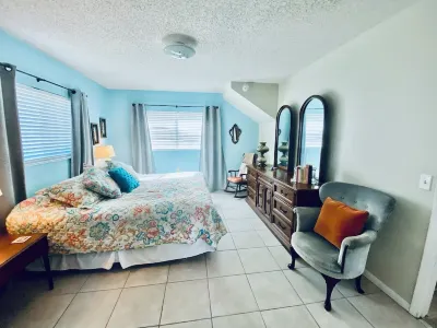 Ocean view - Boatman’s Beach House! Steps to St. Augustine Beach. Sleeps 7-9. Hotels near St. Johns County Ocean Pier & Courts Park
