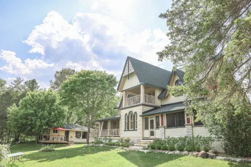 The Saucy Willow Inn and Cottages Hotels in Fenelon Falls