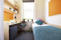 Raymont Hall Hotels near The London Theatre