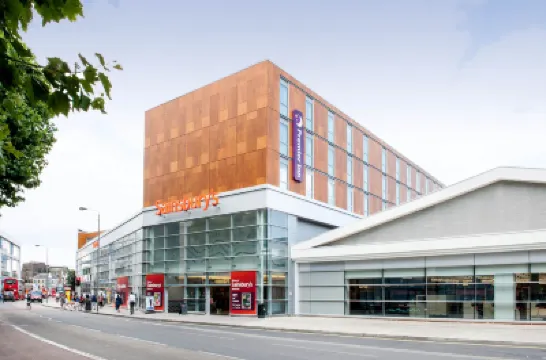 倫敦旺茲沃思普瑞米爾客棧 M&S Southfields Foodhall附近的飯店