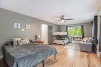 Big Red! Modern clubhouse with Hot Tub! Walking distance to Castle - 4 bedrooms