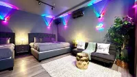 Anaheim luxury home/8 king/theater/ game room/3.5 bathR/elevator/near Disneyland