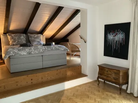 Spacious vacation apartment on Lake Starnberg Отели в г. Мюнзинг