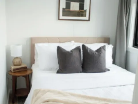 THE CAAMP. Gorgeous 2-bedroom tiny home.  Very close to the Barn/Pebble Creek Hotels in Ste. Genevieve County