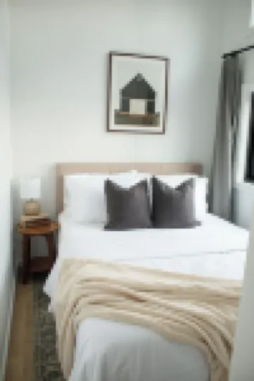 THE CAAMP. Gorgeous 2-bedroom tiny home.  Very close to the Barn/Pebble Creek