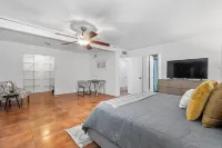 3 bed home with Luxury Hot Tub, Deck, Wifi and Arcade Games