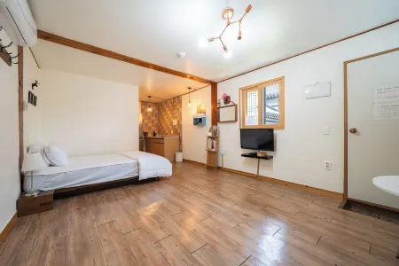 Gyeongju West Namsan Hanok Pension Отели рядом со станцией Сингёнджу