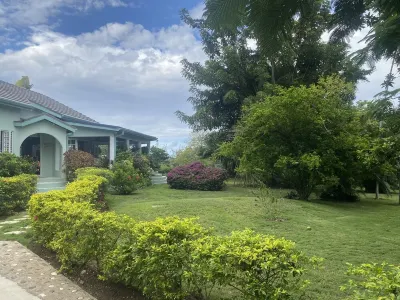 Beautiful Lush Property!!  Great  for couples or singles!