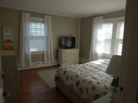 Ocean view House w 2 Bedrooms, 2 Bathrooms, living room,fireplace, kitchen,patio Hotels in Little Compton