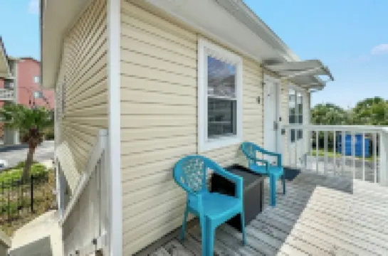 Super Nice Quiet Beach Cottage, Pvt Parking, WiFi, Cozy, Spotless, Comfortable.