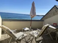 Duplex with terrace overlooking the bay and the large beach 20m away
