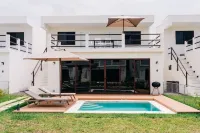 NEW Bayfront Villa in Costa del Sol - Pool