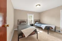 NEWLY REMODLED 3BD Home Walk To ProMedica Hospital