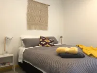 Warm Modern Retreat Nestled by Rotorua’s Redwoods with Cozy Retro Charm Hotel a Lynmore