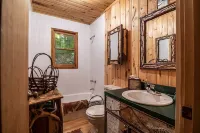 Luxury Cabin on the Lake & In The Trees