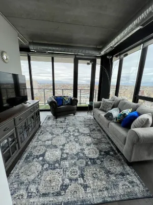 Luxury 2 bed 2 bath across jets arena 16th floor with amazing view Hotels in 