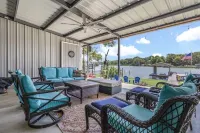 Water Front Lake Cabin Pet Friendly and FREE Paddle Boat and Kayaks!