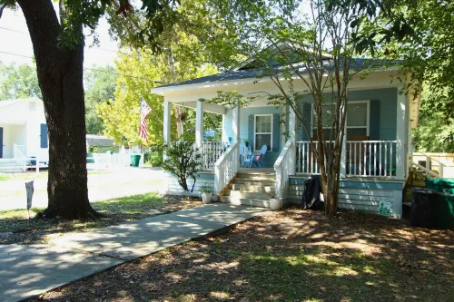 Annie's Cottage- Your Spring Fling Getaway in Bay St. Louis! 2 Adjustable Queens