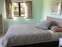 Waterfront Cottage Parua Bay. Beaches, mountains.Walking distance to shops Hotel a Parua Bay