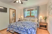 Cathedral ceilings Lodge, Hottub, Game Room, Firepit & a lot of room to sleep