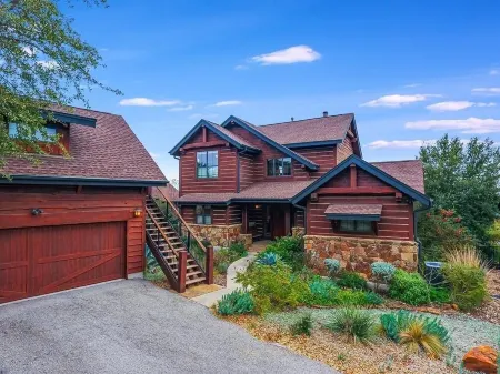 Lakeview Cabin w/ Resort Style Pools, pickleball, N. Shore Marina on Lake Travis